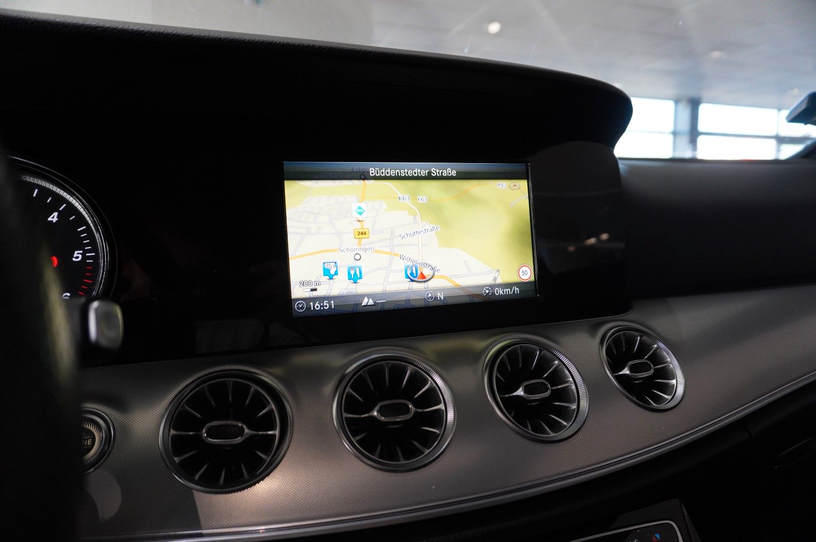 Fahrzeugabbildung Mercedes-Benz E 220D COUPE AVANTGARDE NAVI/LED/KAMERA/SH/PANO.