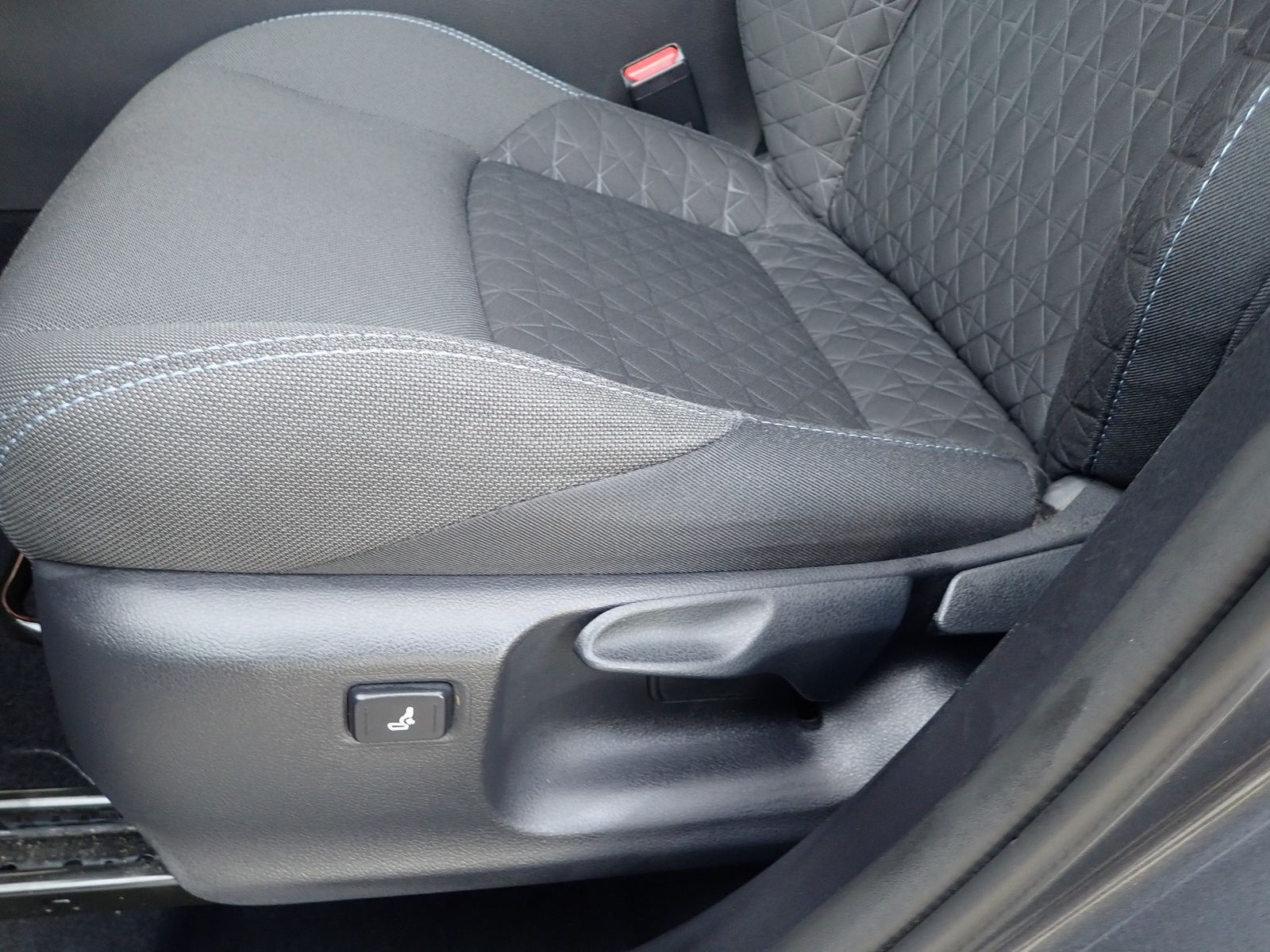 Fahrzeugabbildung Toyota C-HR Hybrid Team D / AHK / KAMERA