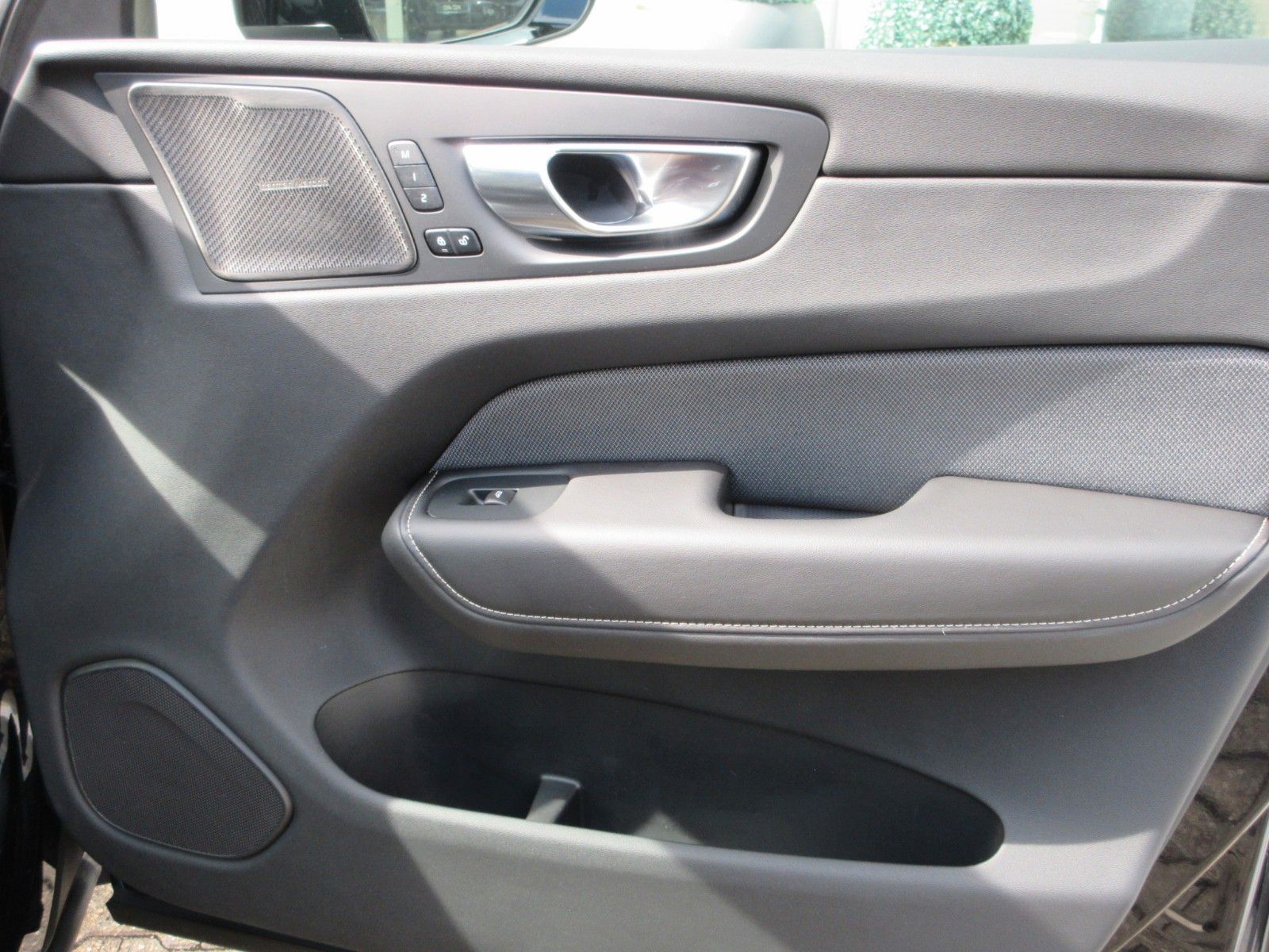 Fahrzeugabbildung Volvo XC 60 B5 Plus Dark AWD