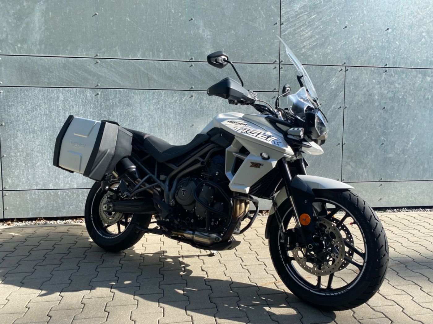 Fahrzeugabbildung Triumph Tiger XRX 800 Wilbers Tieferlegung Seitenkoffer