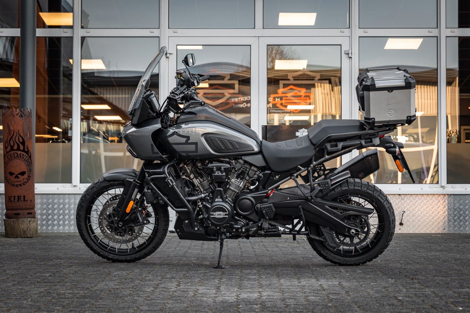 Fahrzeugabbildung Harley-Davidson RA1250S Pan America Special - JEKILL & HYDE -