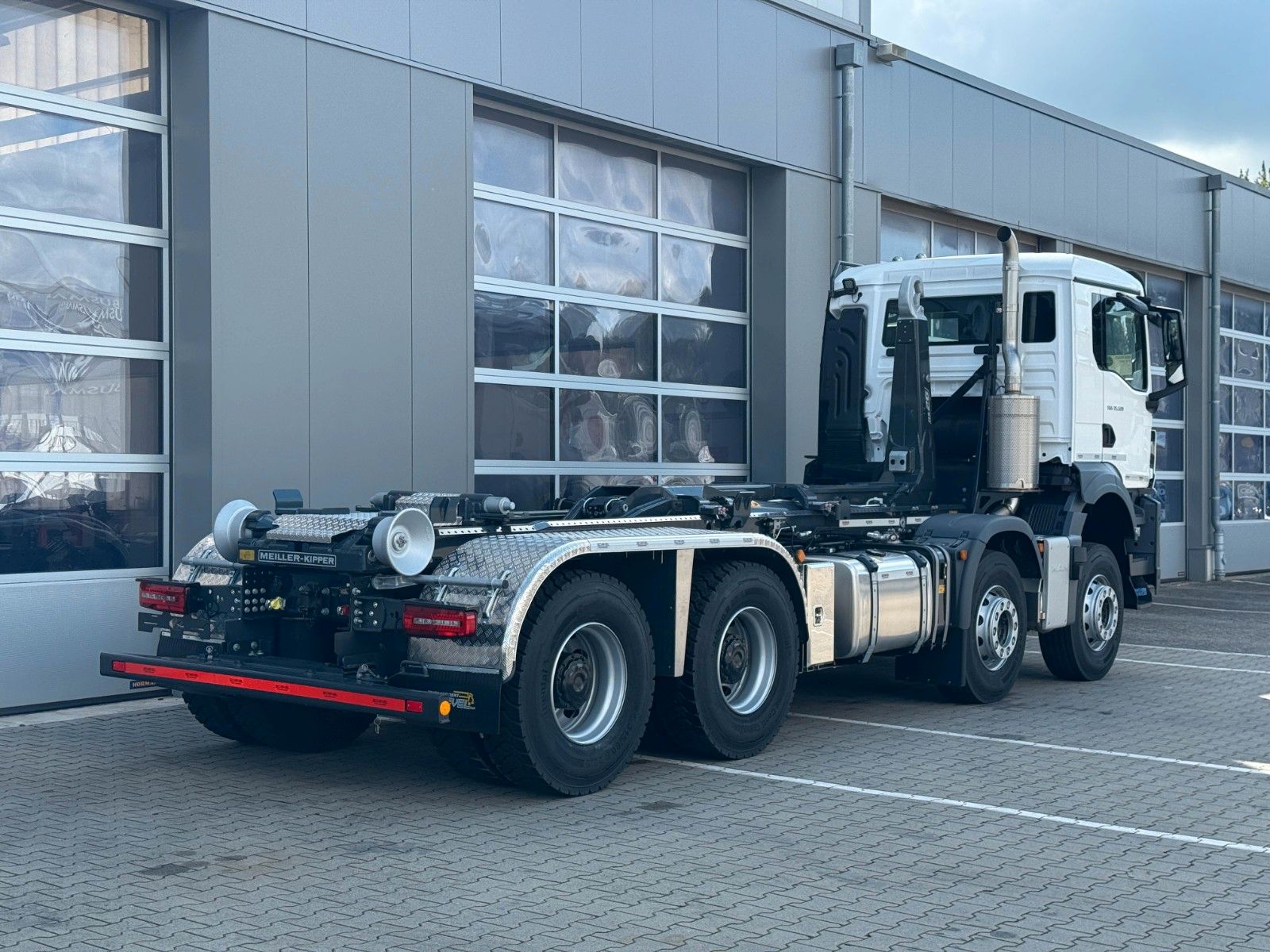 Fahrzeugabbildung MAN TGS 35.520 8x4 BL Abrollkipper MEILLER 26.65-TSL