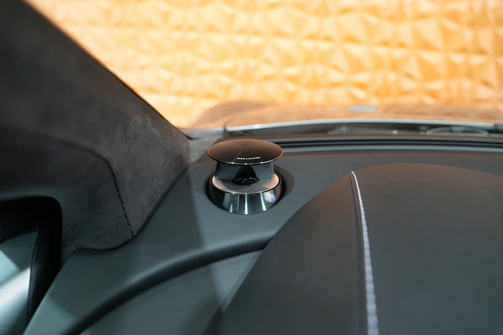 Fahrzeugabbildung Aston Martin DBS 6.0 Touchtronic V12 " Casino Royal " Carbon