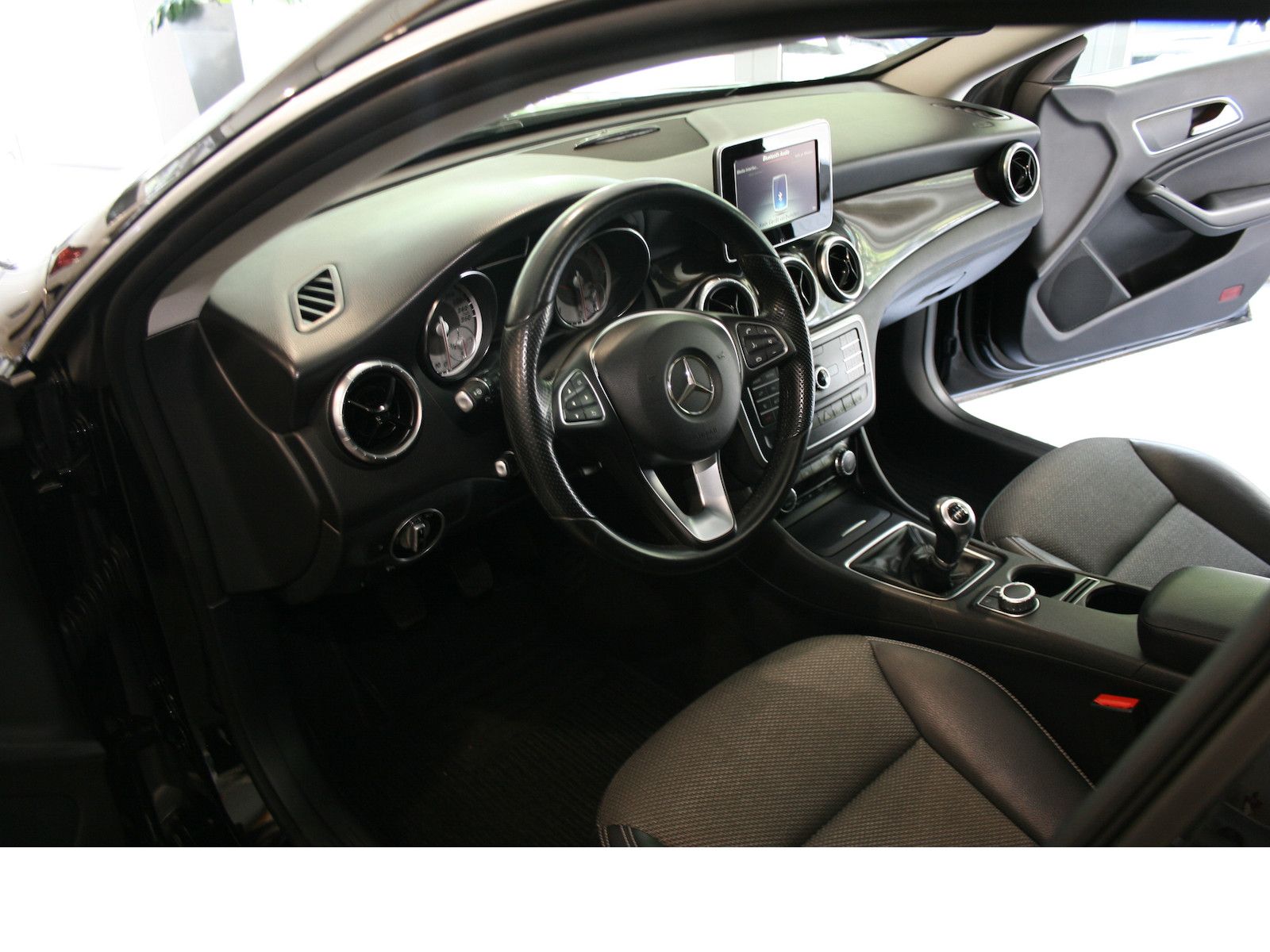 Fahrzeugabbildung Mercedes-Benz CLA 200 Shooting Brake CDI *Pano-Dach*AHK*Xenon*