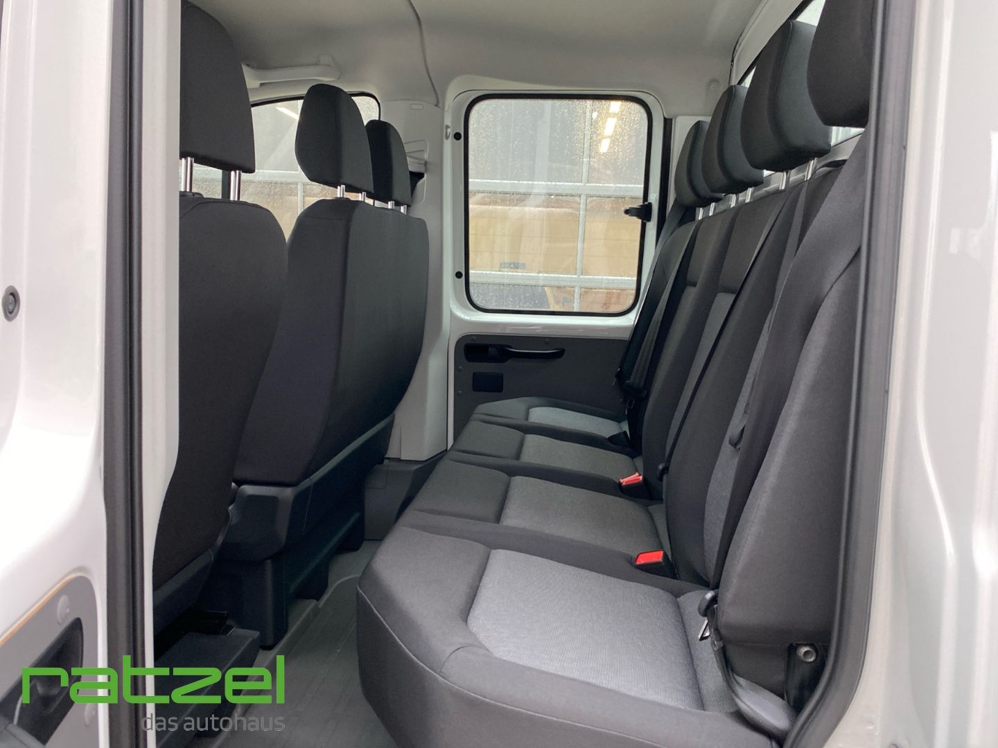 Fahrzeugabbildung Volkswagen Crafter 35 Pritsche DoKa Allwetter+AHK+Klima