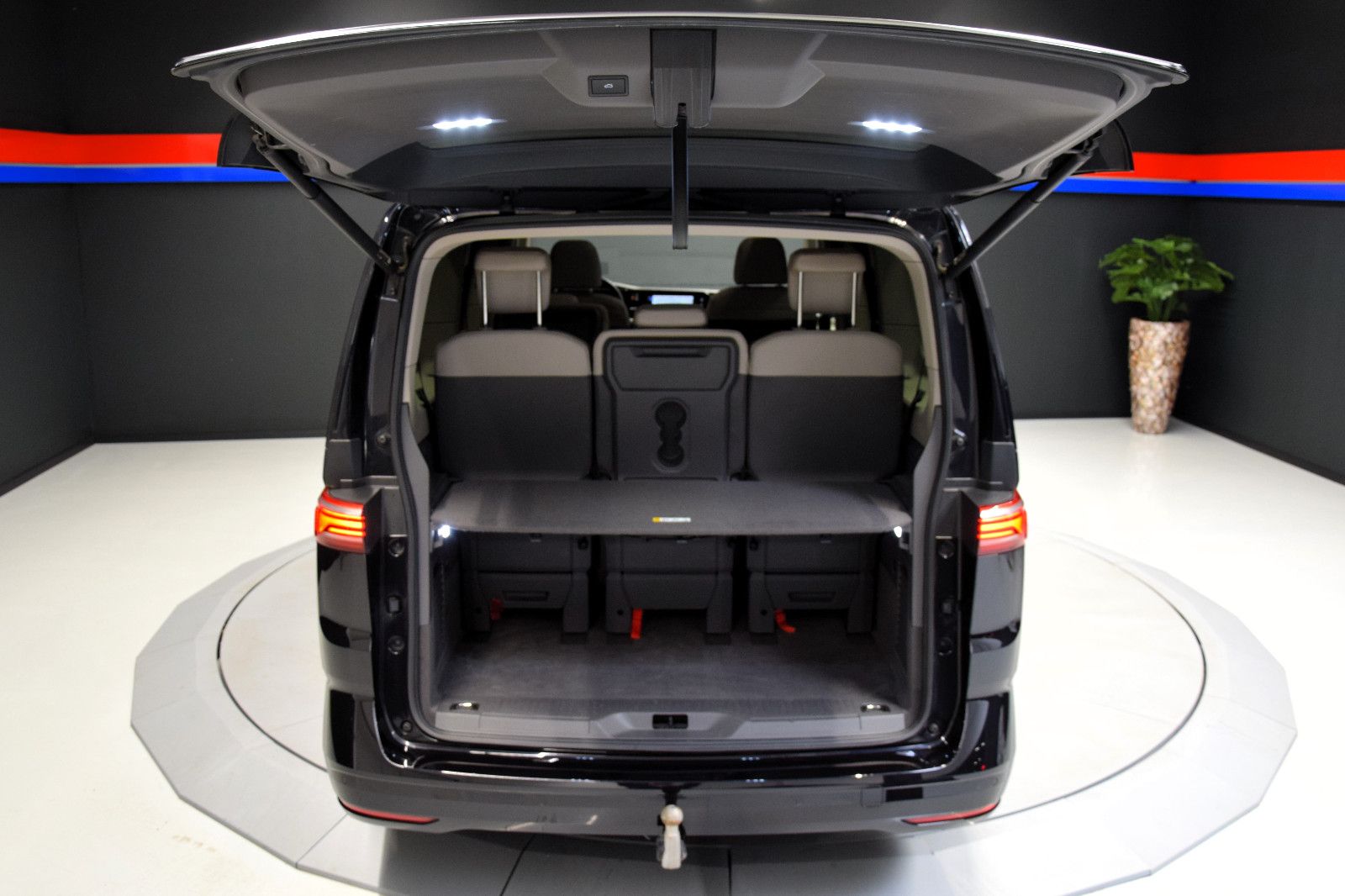 Fahrzeugabbildung Volkswagen T7 Multivan Style lang Pano STHZ HuD AHK NP 77T€