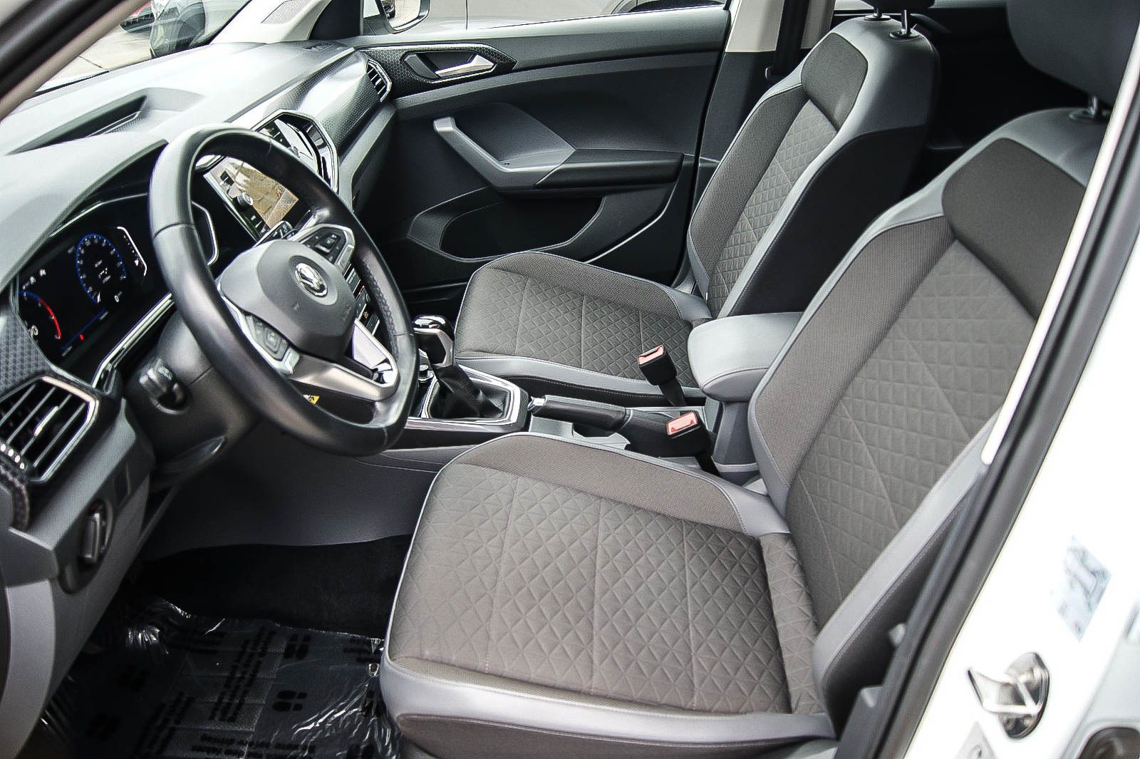 Fahrzeugabbildung Volkswagen T-Cross 10 Style DSG R-LINE VIRTUAL NAVI ACC 18'