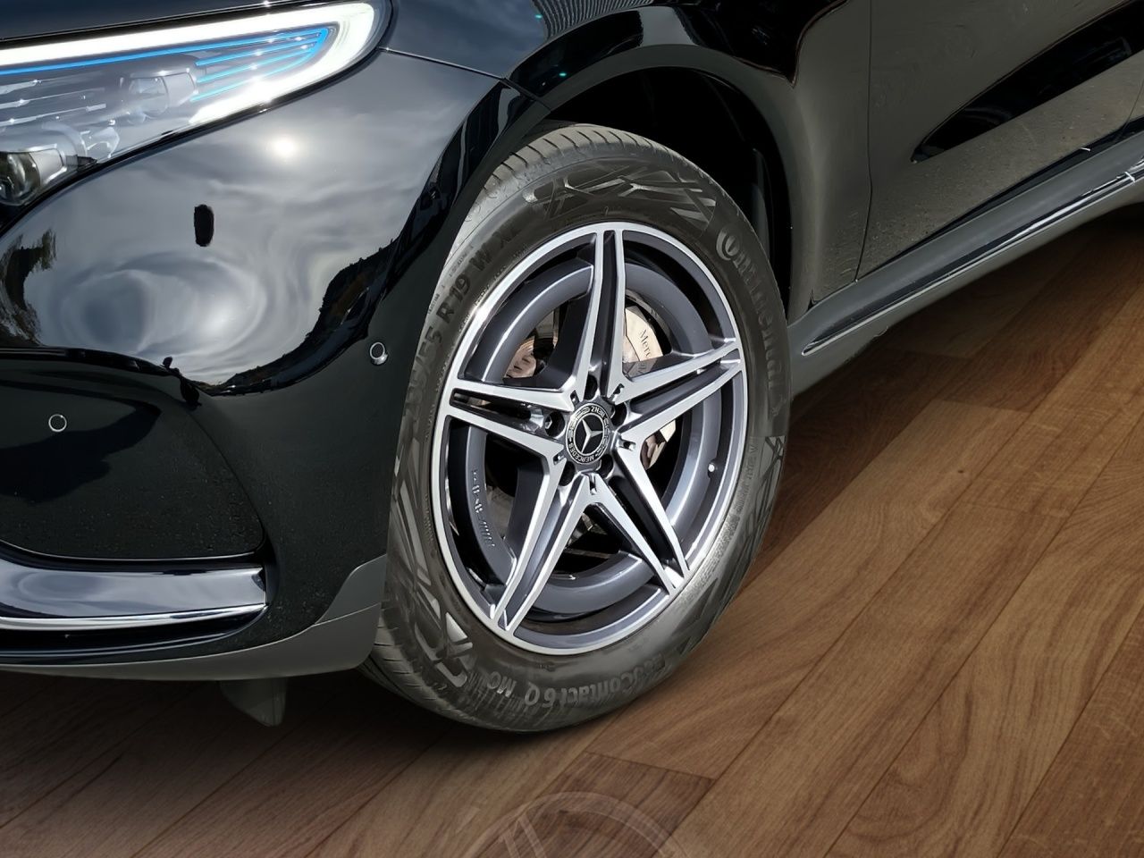 Fahrzeugabbildung Mercedes-Benz EQC 400 4M AMG+STNDHZ+MEMORY+MULTIB+AMBIENTE+++