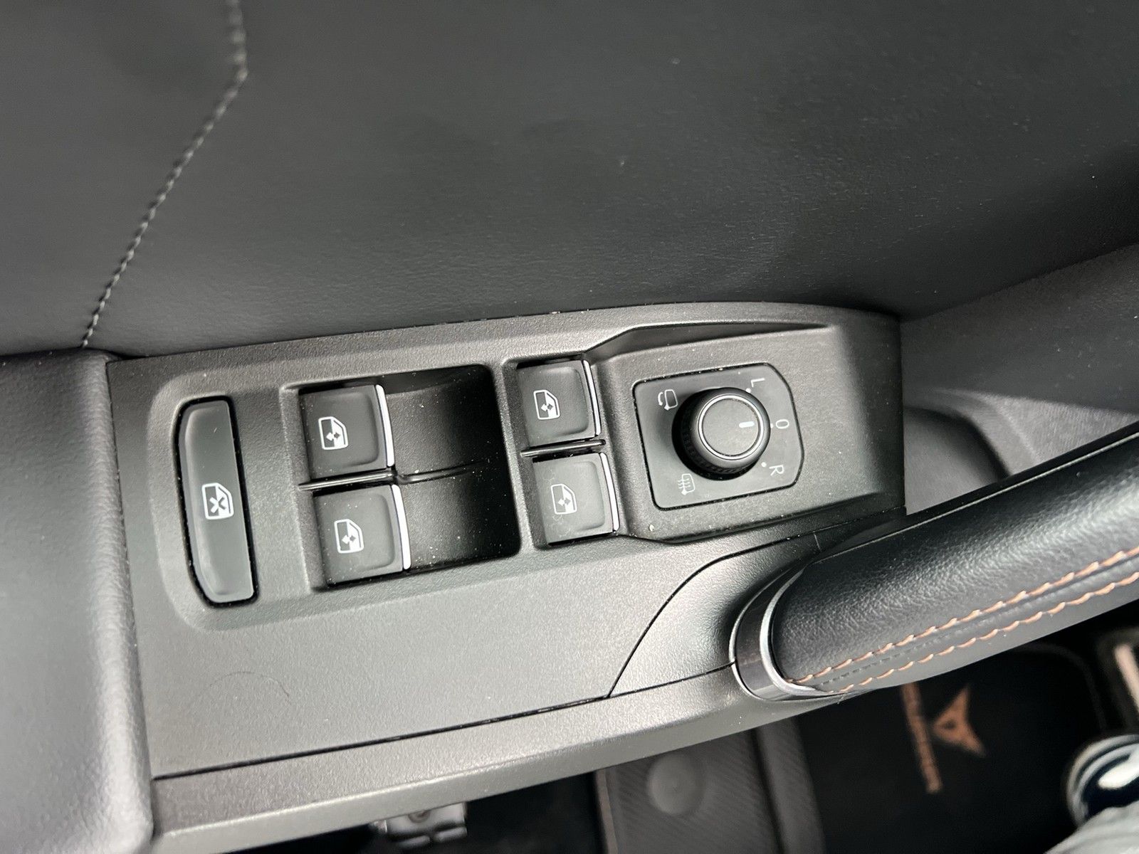 Fahrzeugabbildung CUPRA Leon TSI VZ DSG LED Navi RFK SHZ