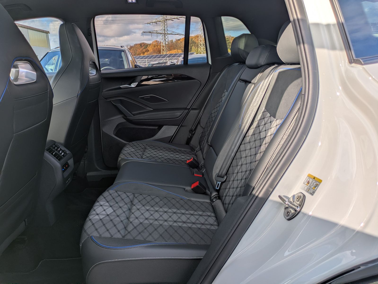 Fahrzeugabbildung Volkswagen Tiguan 2.0 TDI 4M R-Line PANO*H&K*AHK*MATRIX*20"