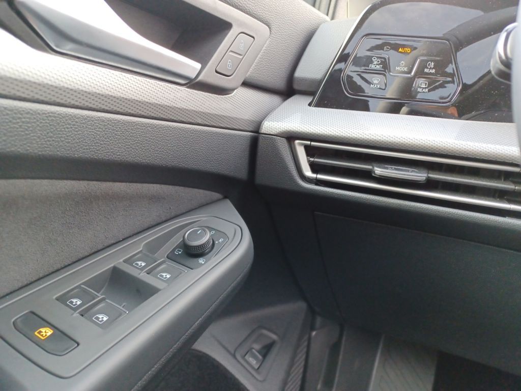 Fahrzeugabbildung Volkswagen Golf Variant 1.5 eTSI DSG Style Navi, AHZV uvm.