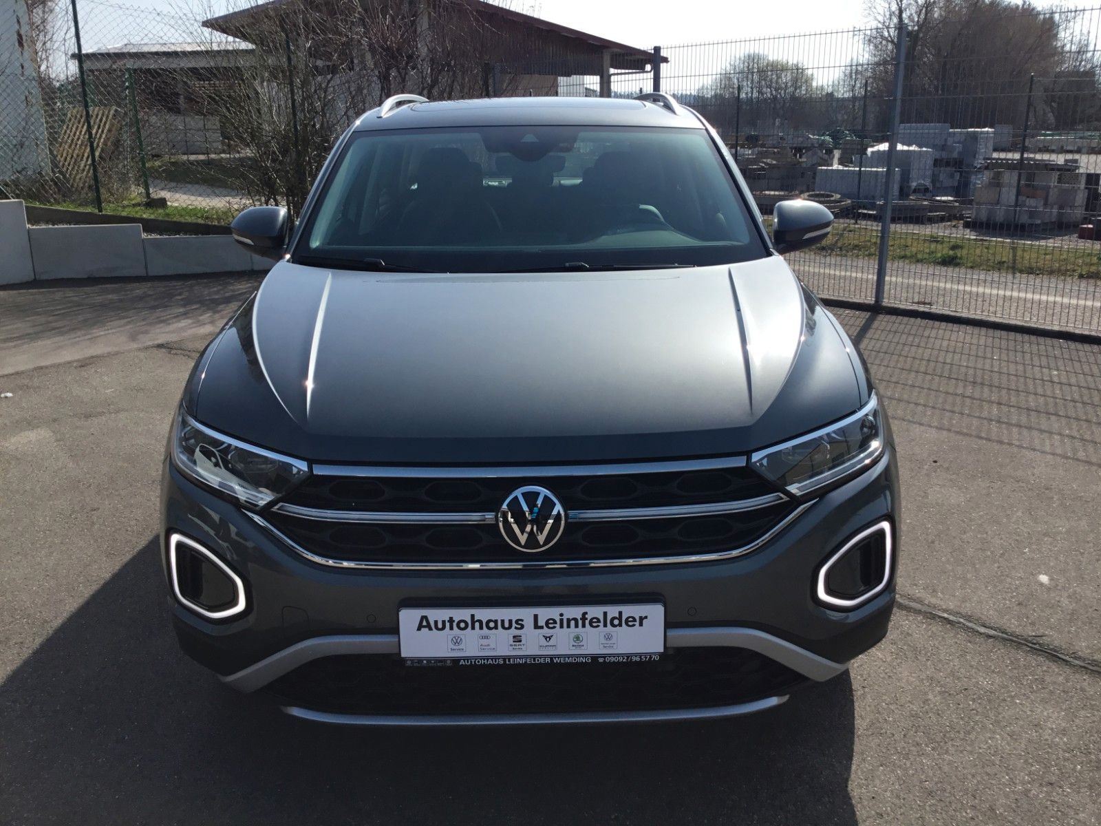 Fahrzeugabbildung Volkswagen T-Roc 1.5 TSI DSG Style+AHK+MatrixLED+ACC+Pano