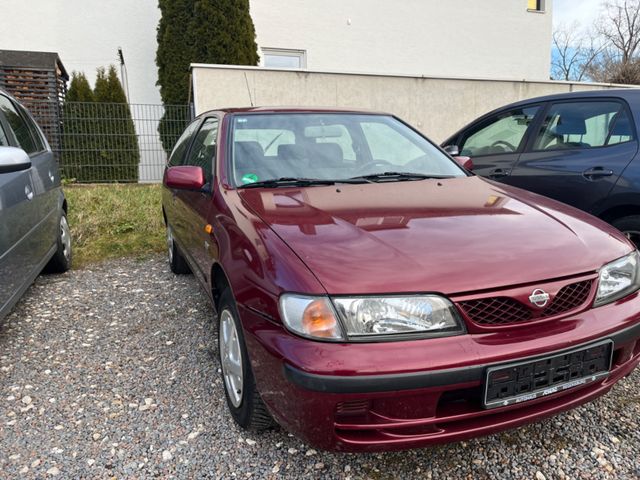 Nissan Almera /- Sehr wenig kilometer ´ /- Neuer Tüv ´