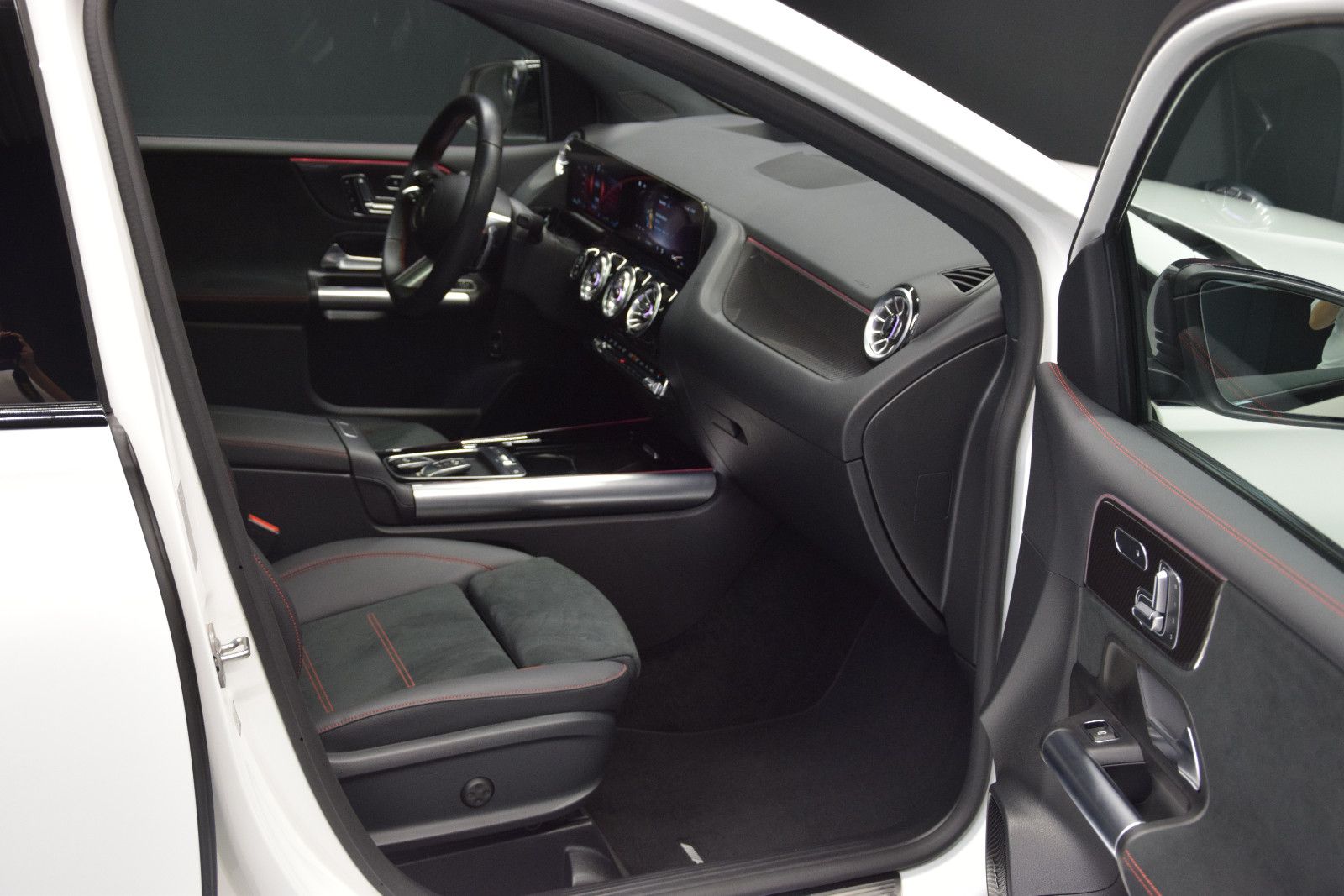 Fahrzeugabbildung Mercedes-Benz B 250 4Matic AMG Pano 360° Night ACC MBUX