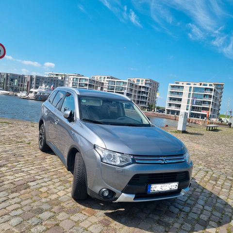 Mitsubishi Outlander PHEV plus 4WD  Plug-in Hybrid