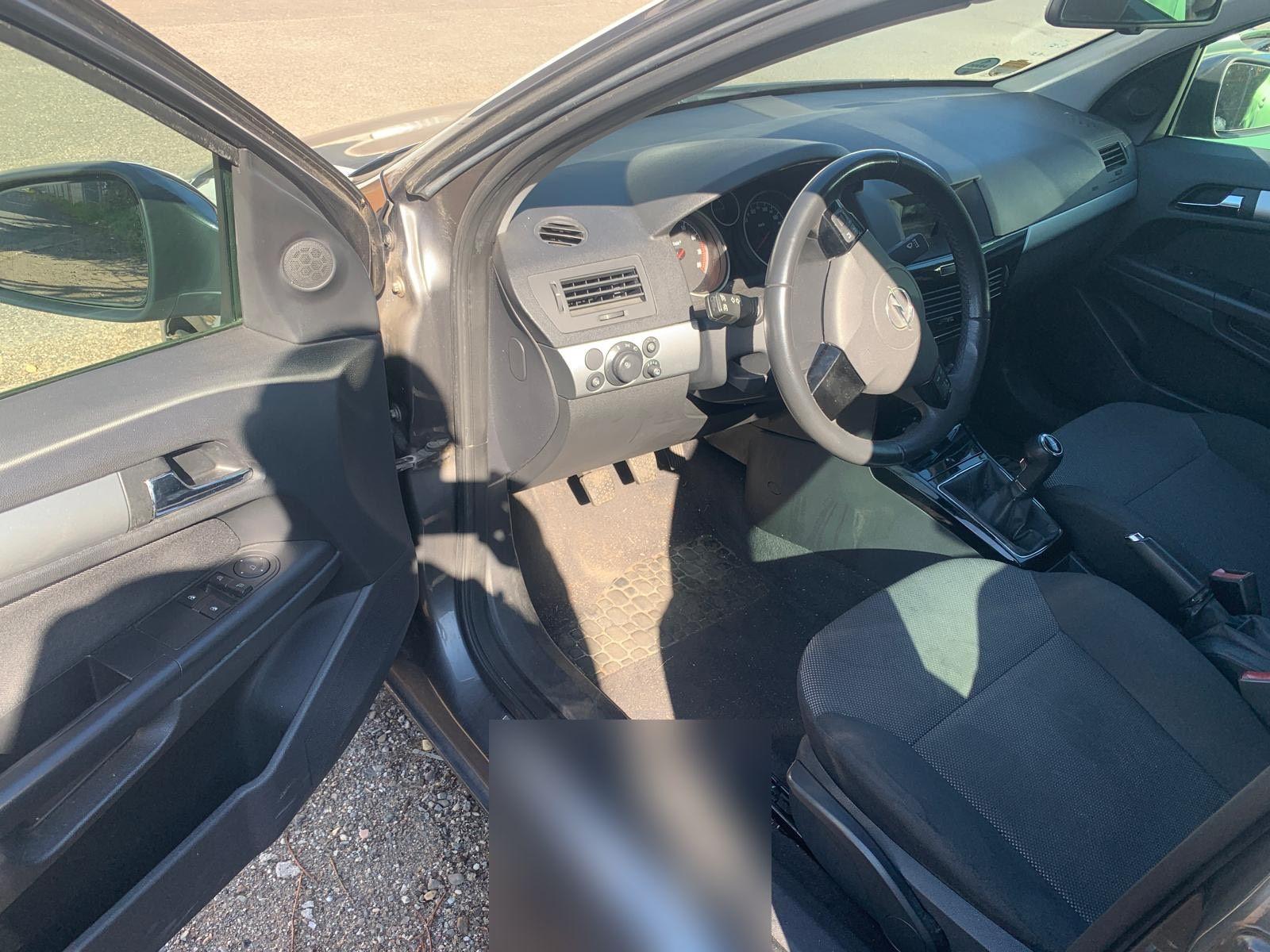 Opel Astra 2010 — photo 11