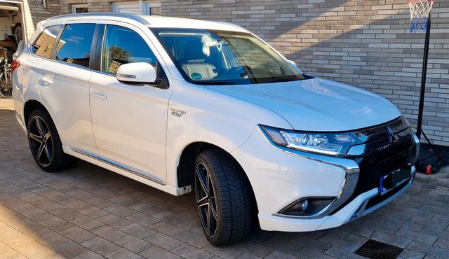 Mitsubishi Outlander III PHEV 2,4 4WD Navi...