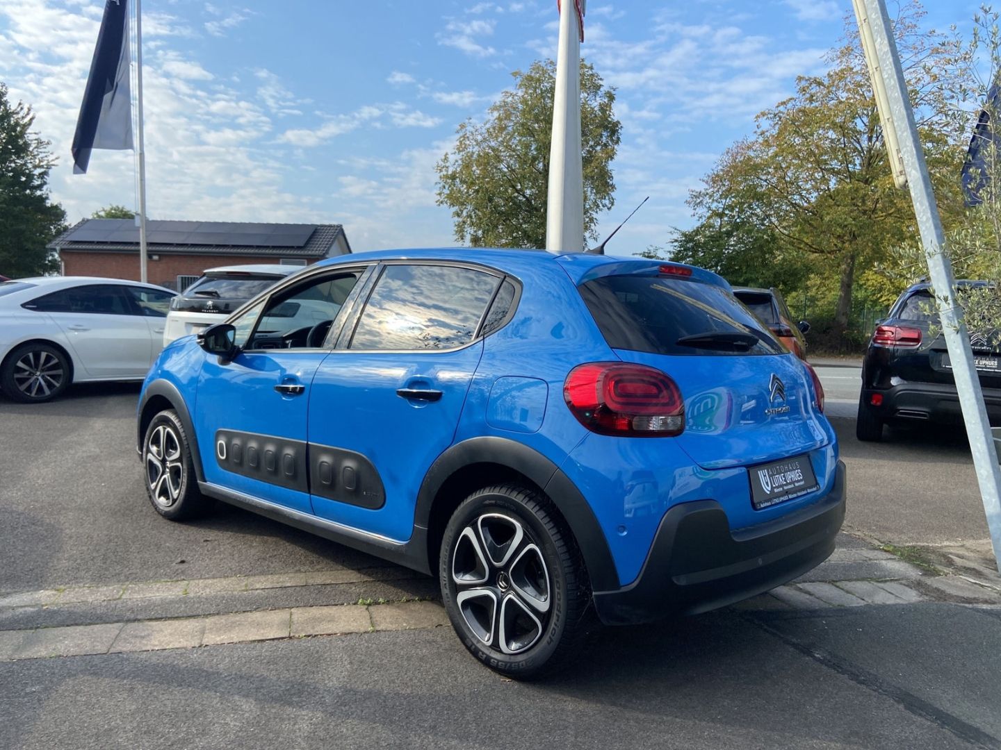 Fahrzeugabbildung Citroën C3 Shine 1.2 PureTech 110 Navi LED CarPlay Temp.