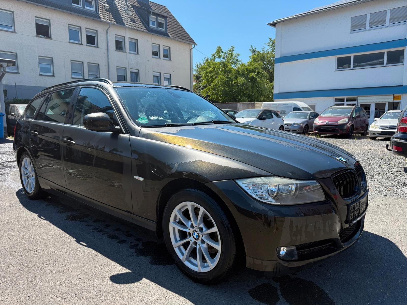 BMW 318 2012 — rear view