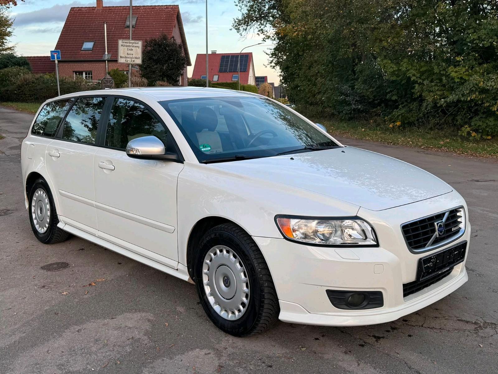 Volvo V50 2011 — interior