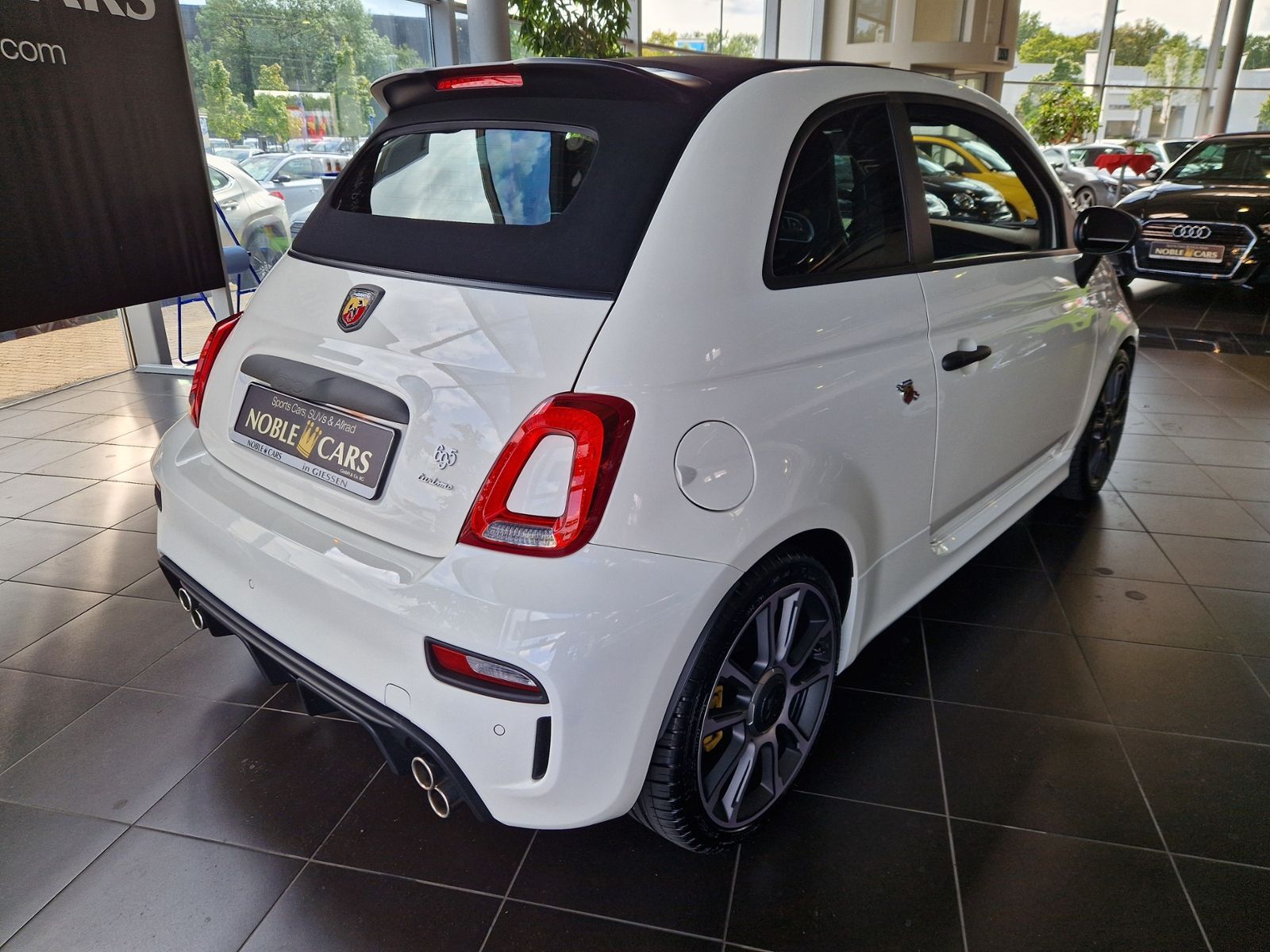 Fahrzeugabbildung Abarth 695C Turismo BEATS NAVI LEDER