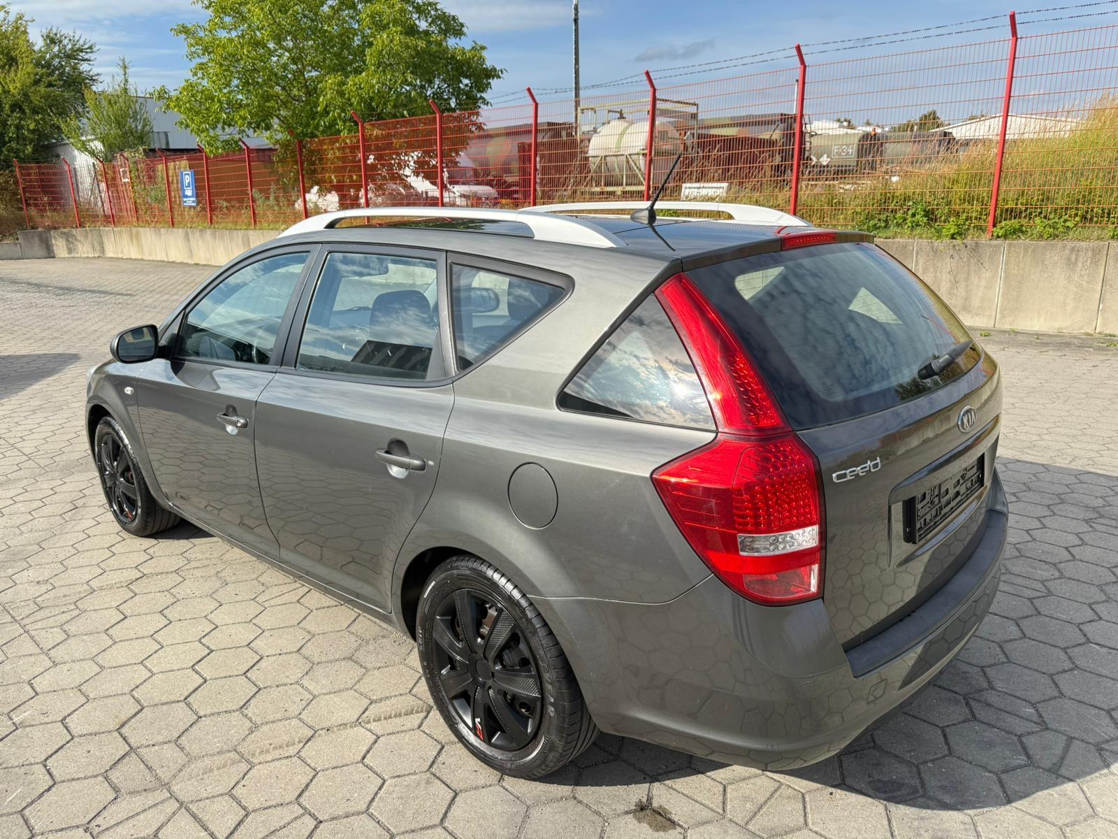Kia cee'd 2011 — photo 8
