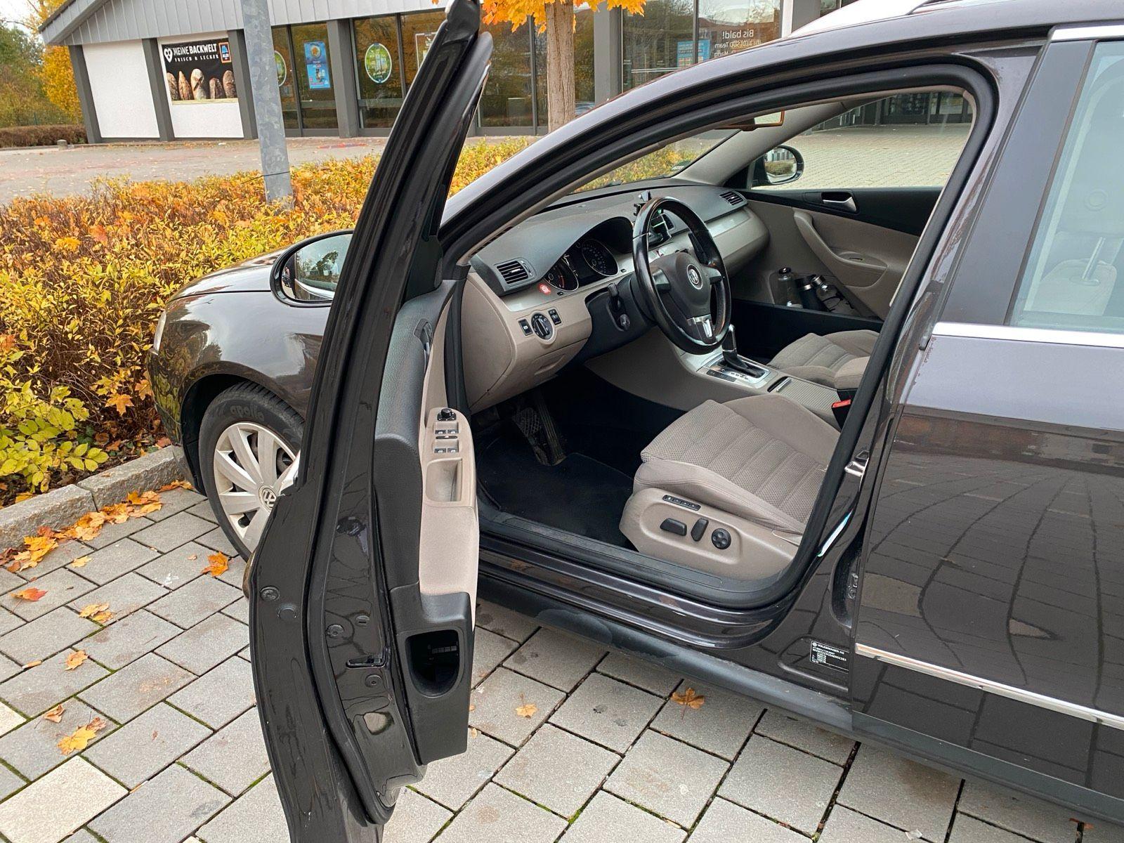 Volkswagen Passat 2009 — rear view