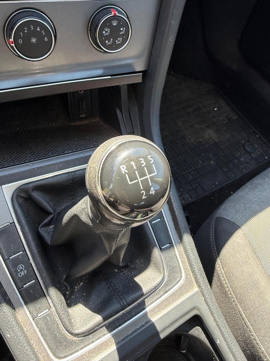 Volkswagen Golf 2013 — салон