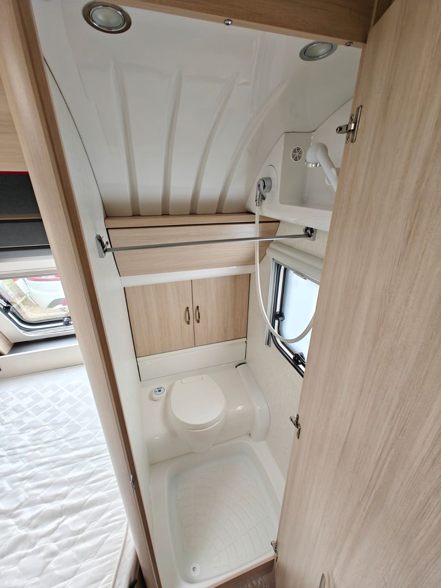 Fahrzeugabbildung Hobby De Luxe Edition 650 KMFe - Etagenbetten, 2x Sitz