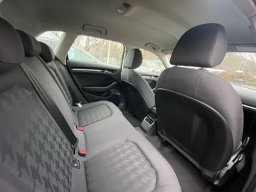 Fahrzeugabbildung Audi A3 1.6 TDI Attraction Sportback*Bi-Xenon*SHZ*