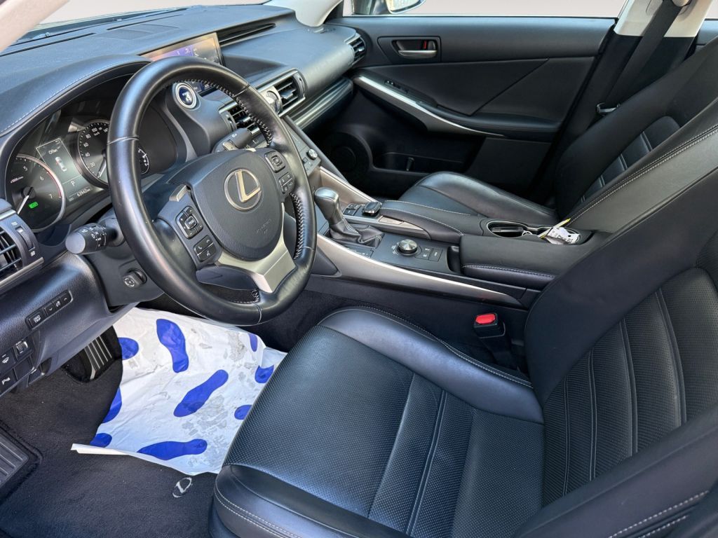 Fahrzeugabbildung Lexus IS 300h Executive Line