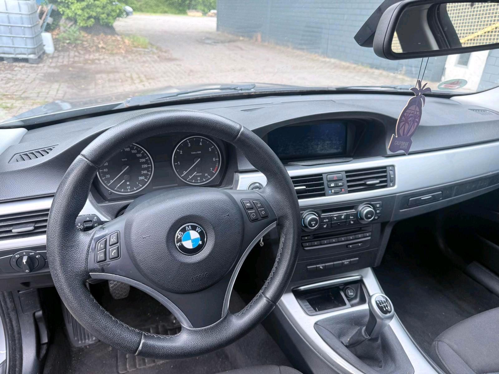 BMW 318 2010 — photo 10