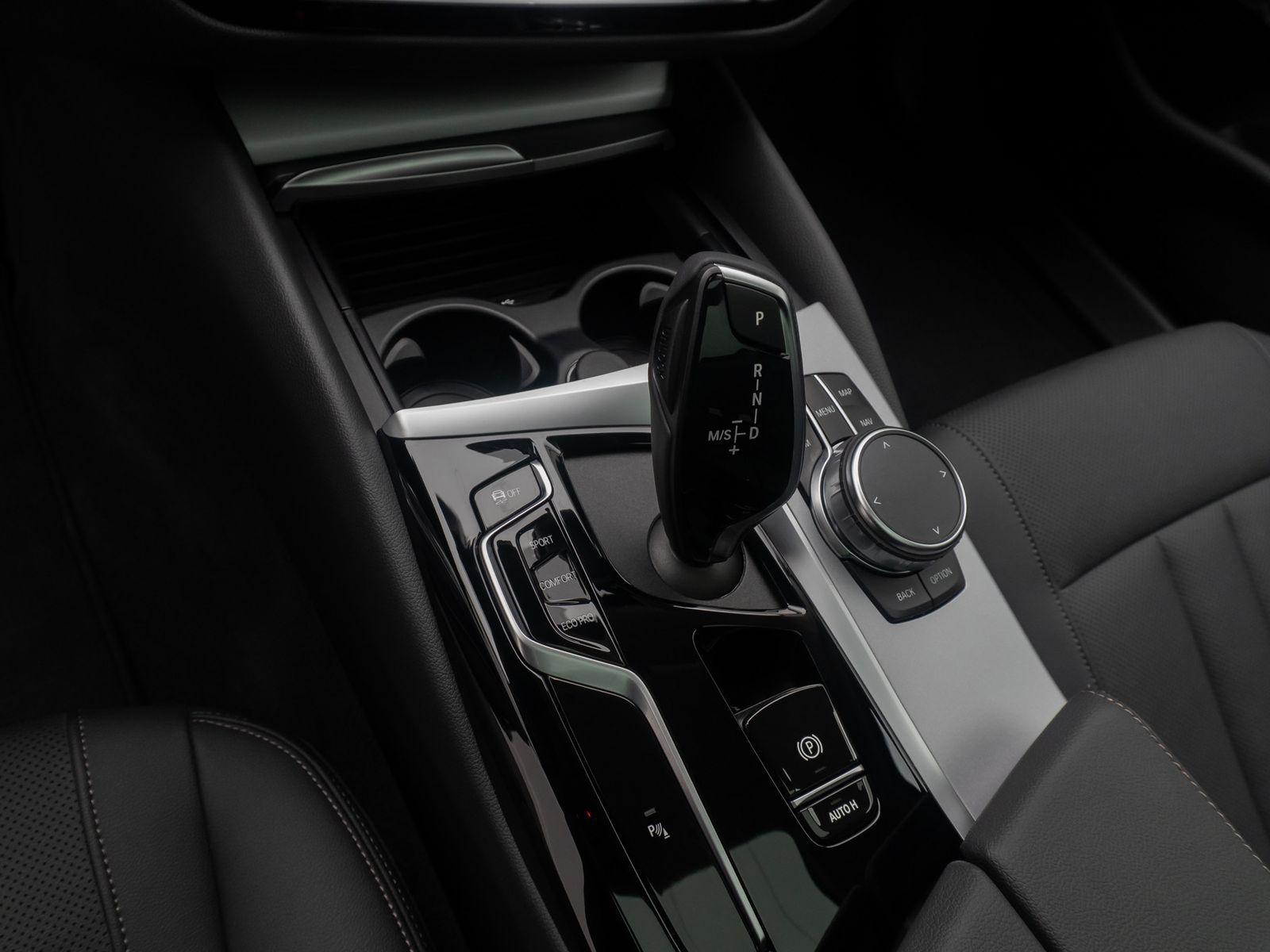 Fahrzeugabbildung BMW 520d ACC Alarm AHK Memory HUD DAB H/K Panorama