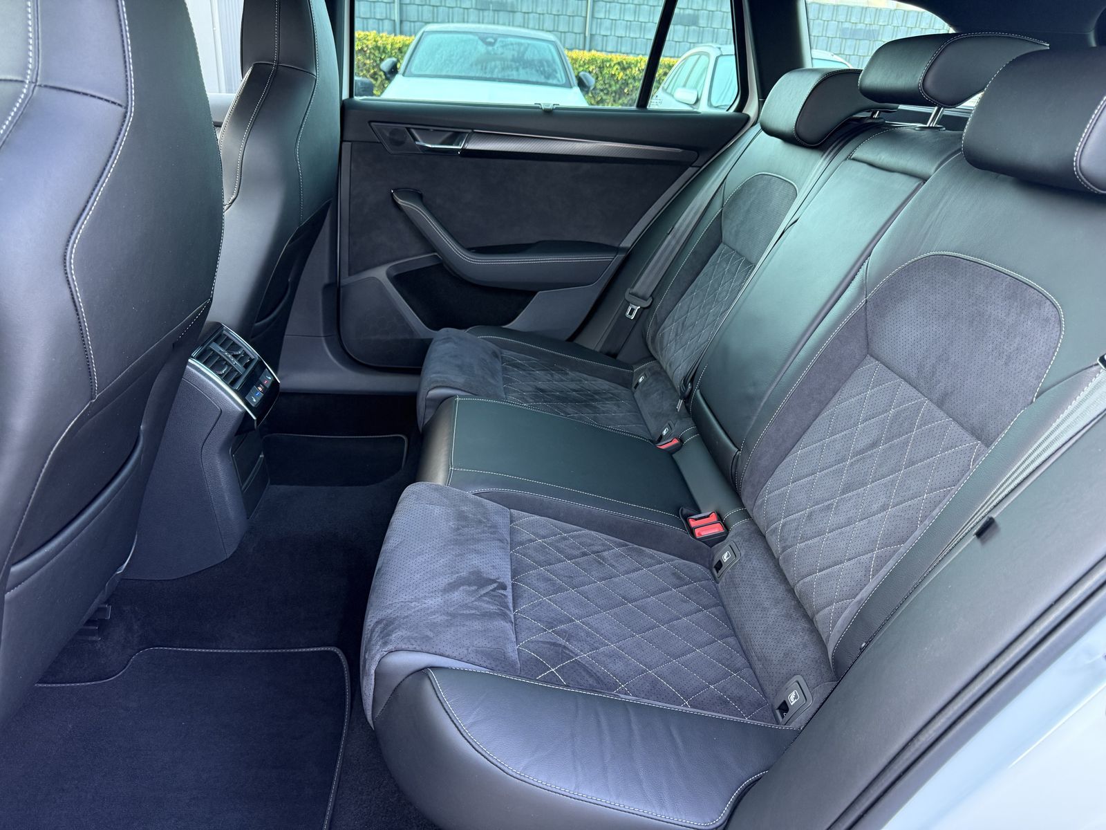 Fahrzeugabbildung SKODA Superb Combi Sportline 4x4 NAV+LED+AHK+360°+19ZO