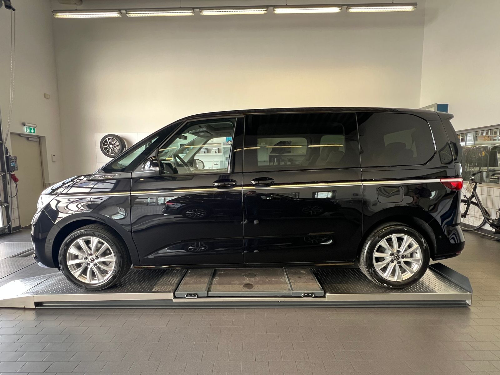 Fahrzeugabbildung Volkswagen T7 Multivan Style 2.0 TDI DSG *AHK, IQ.Light, Pa