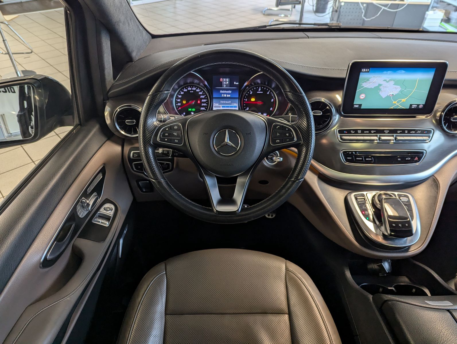 Fahrzeugabbildung Mercedes-Benz V 300 d EXCLUSIVE 4M lang Pano Nappa AHK VOLL 19