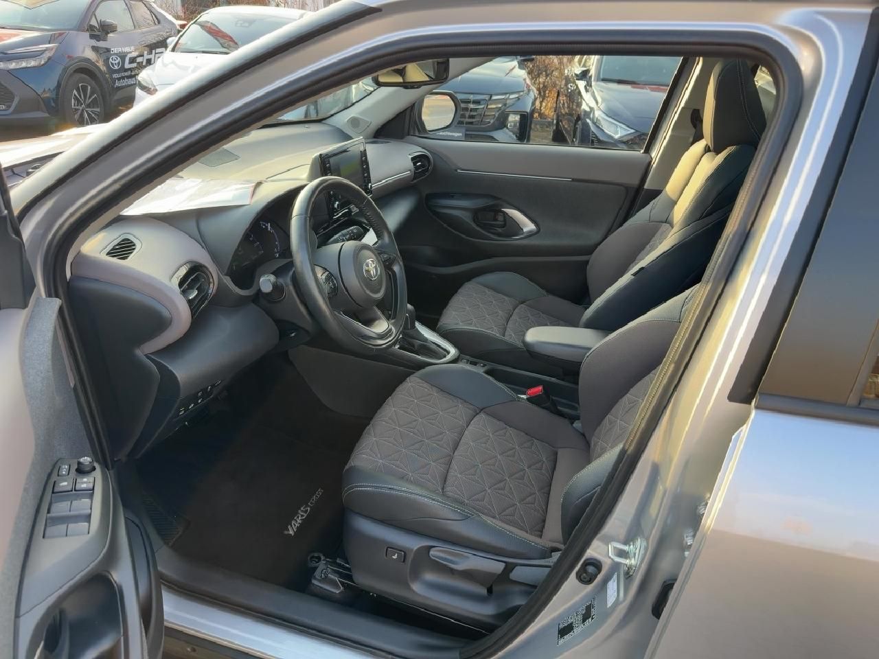 Fahrzeugabbildung Toyota Yaris Cross 1,5 Hybrid Elegant*NAVI *PDC *Pano*