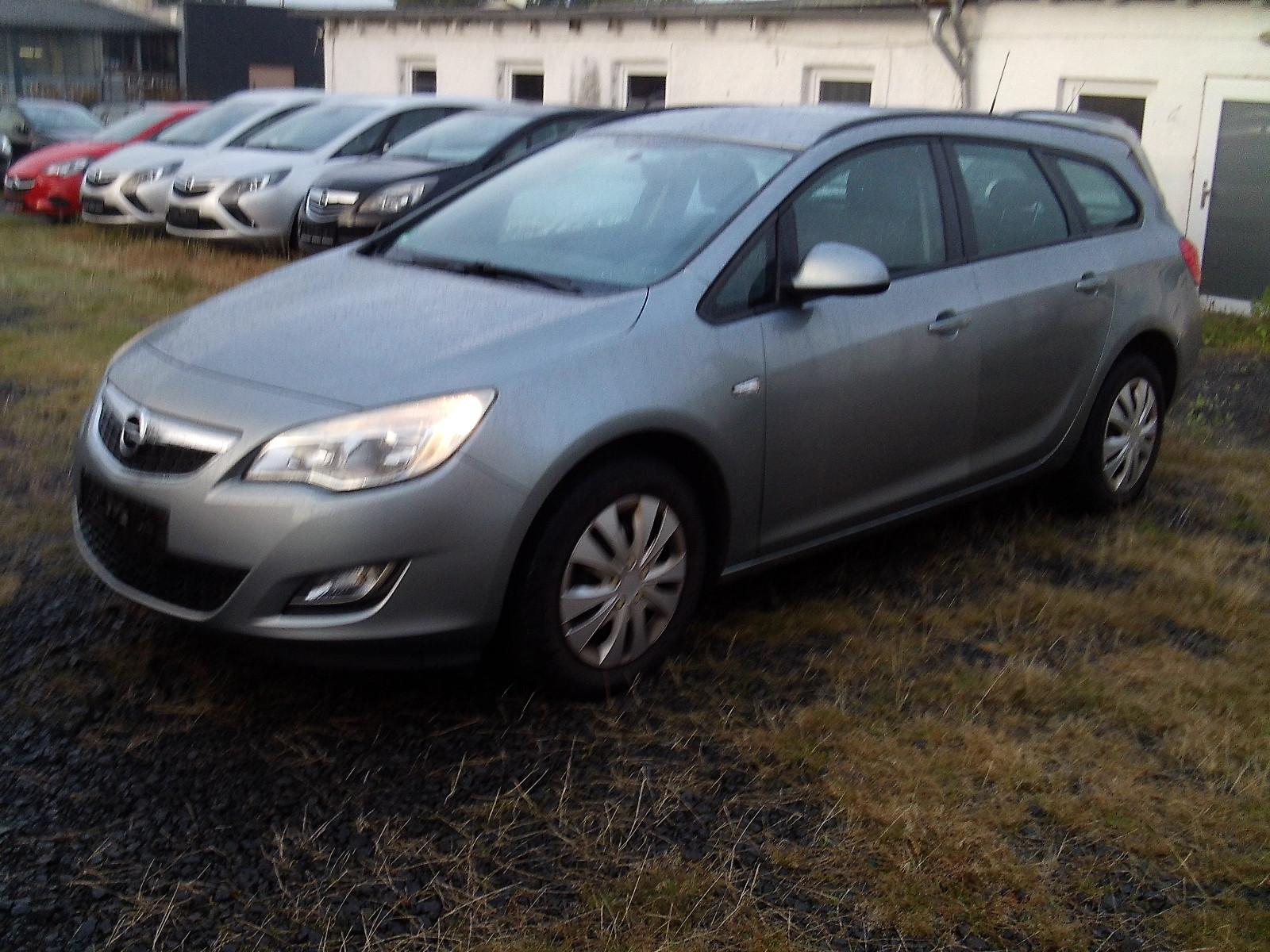 Opel Astra 2011 — rear view