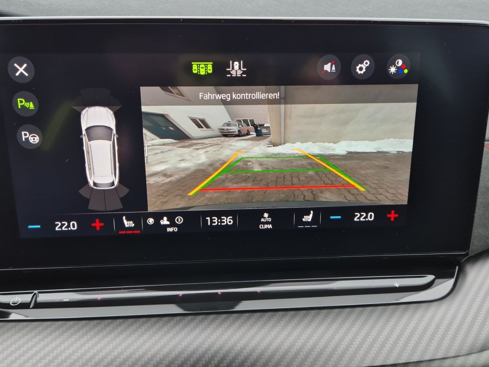 Fahrzeugabbildung SKODA Octavia Combi TDI RS DSG 4x4 Matri Navi AID HUD