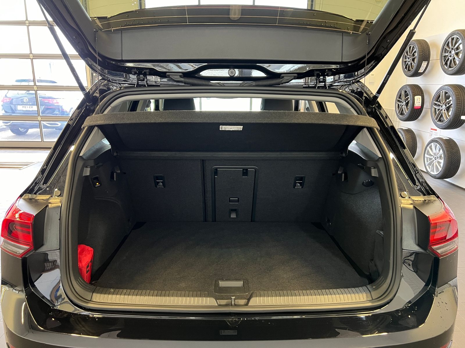 Fahrzeugabbildung Volkswagen Golf VIII MOVE 1.5 eTSI DSG *AHK, LED,Navi, 16'-