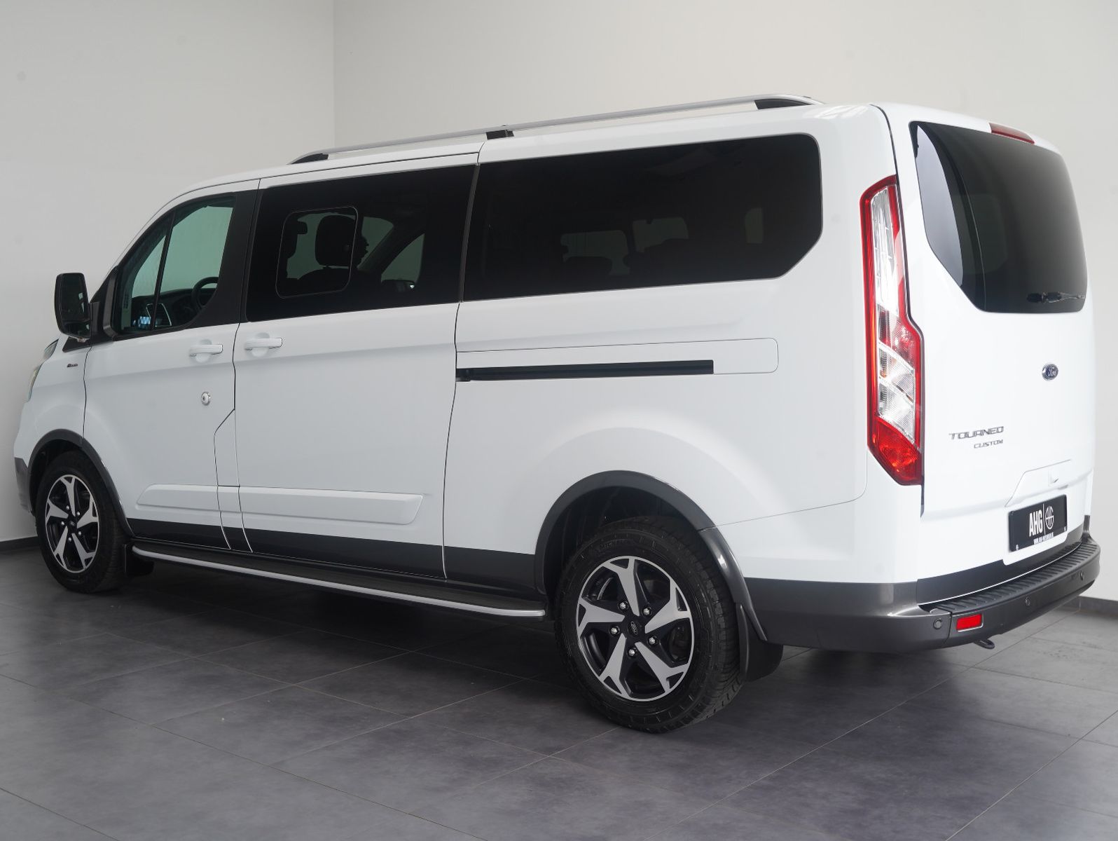 Fahrzeugabbildung Ford Tourneo Custom 320 L2 Active 8-SITZER/XENON