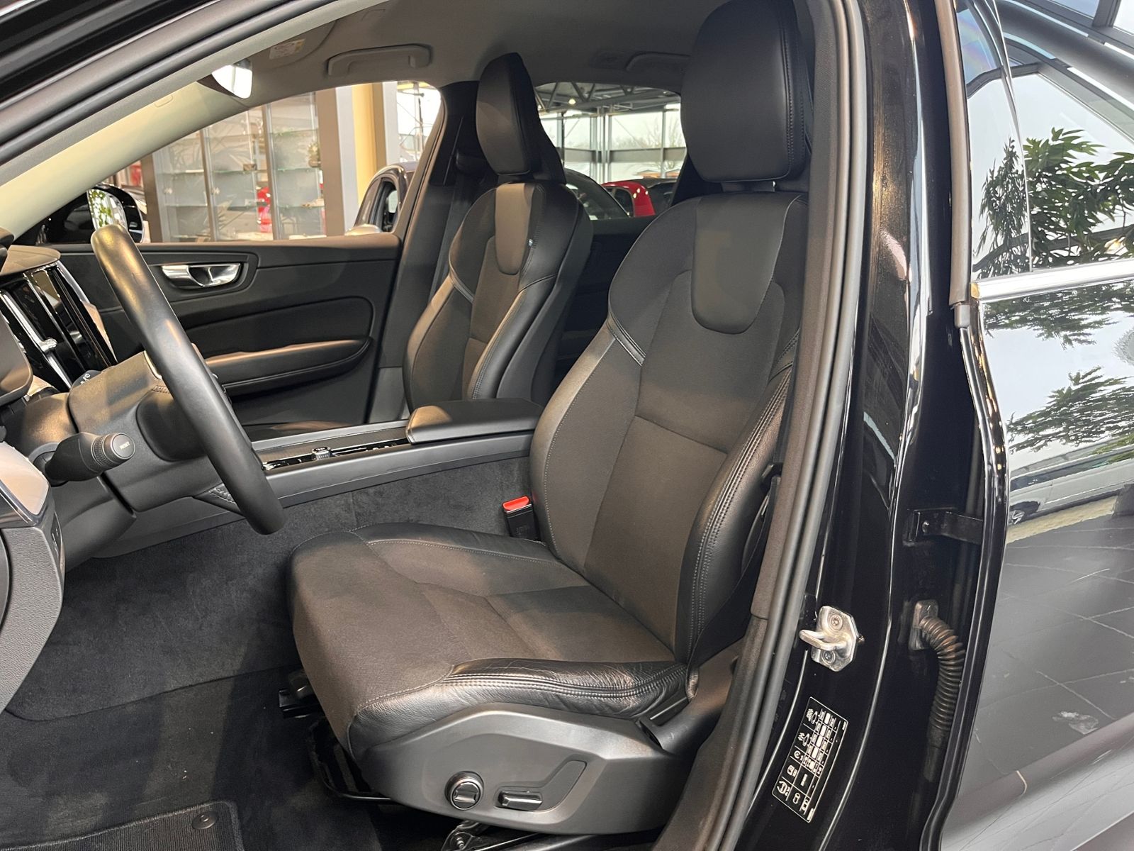 Fahrzeugabbildung Volvo XC60 Momentum Pro 2WD AHK LED NAV RFK 18"