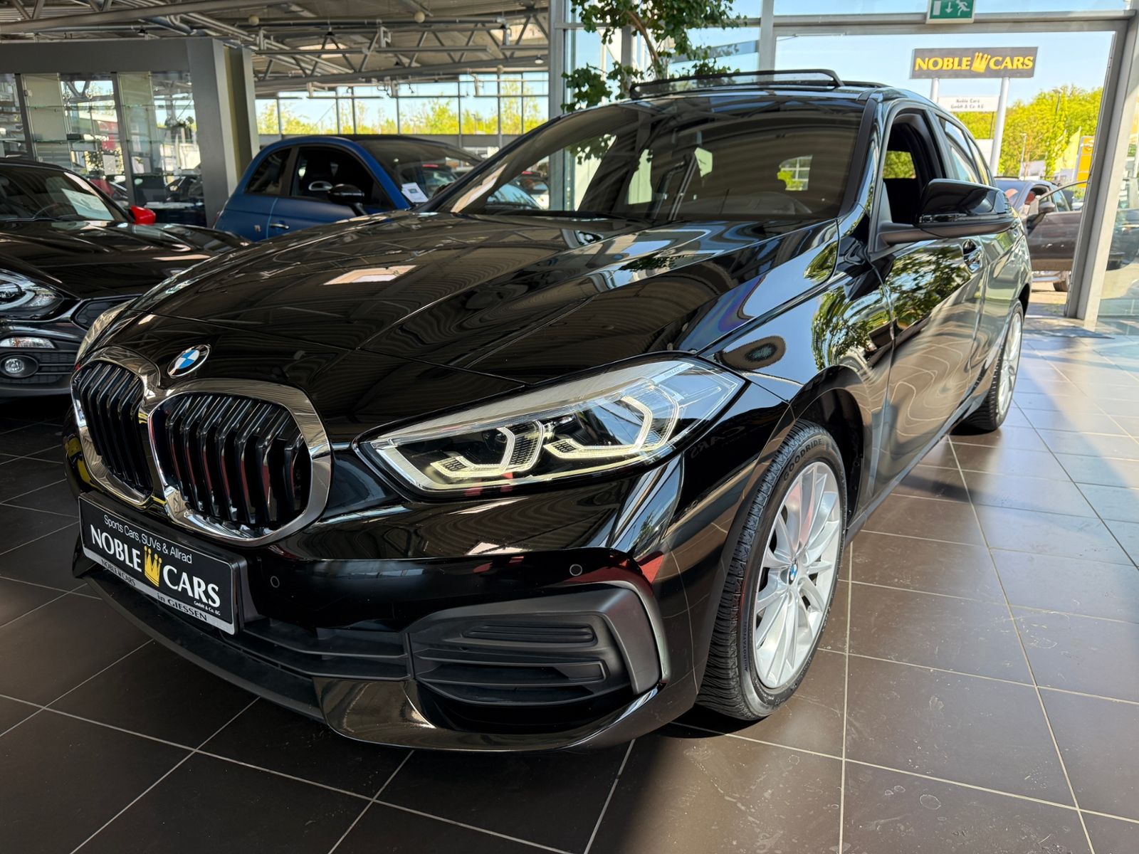 Fahrzeugabbildung BMW 120 i Advantage PANO HUD LED