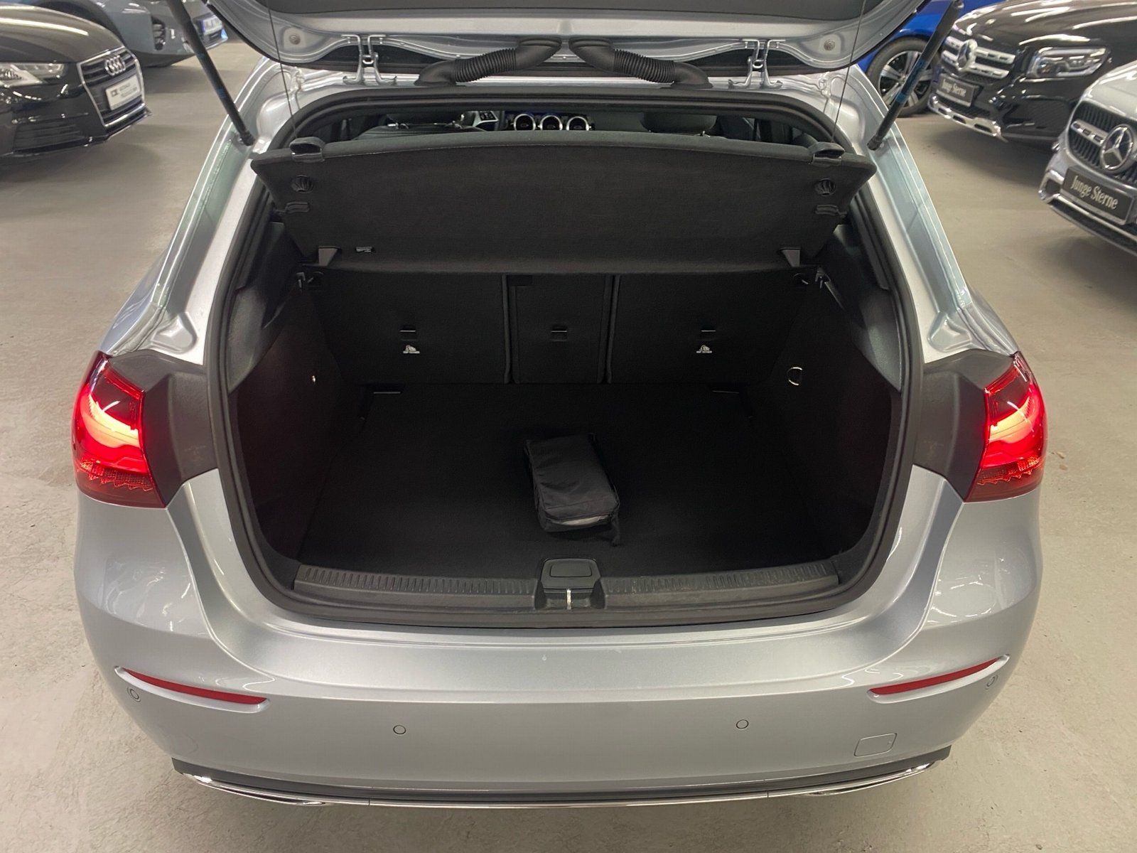 Fahrzeugabbildung Mercedes-Benz A 180 Progressive *LED*Kamera*CarPlay*SHZ*MBUX*