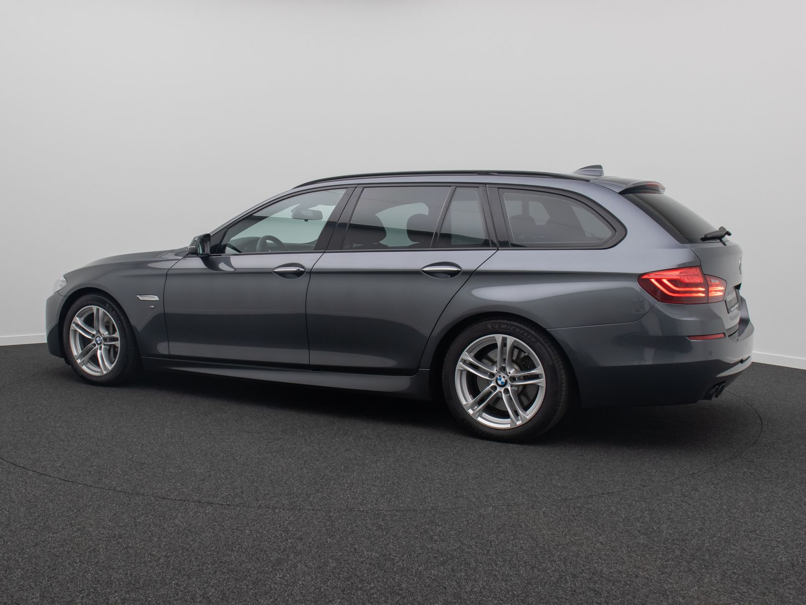 Fahrzeugabbildung BMW 530d M Sport Kamera H/K Alarm HUD Panorama AHK