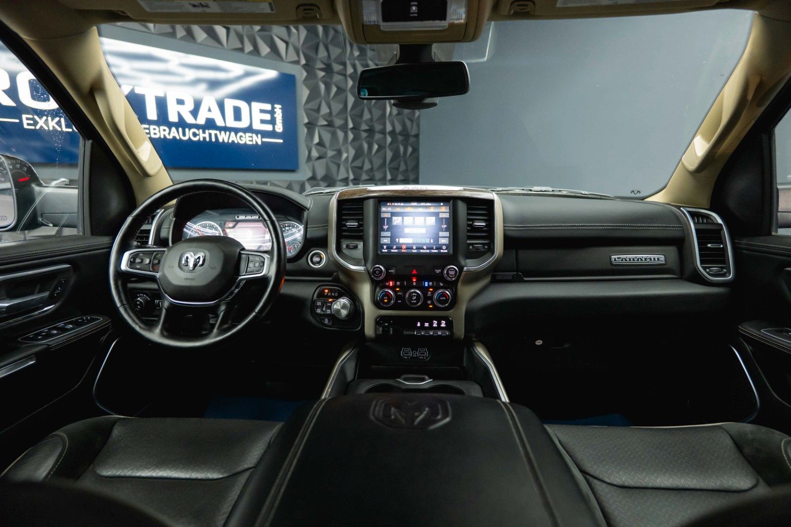 Fahrzeugabbildung Dodge RAM 5.7 V8 HEMI 4x4 OFFROAD NIGHT-Paket LARAMIE