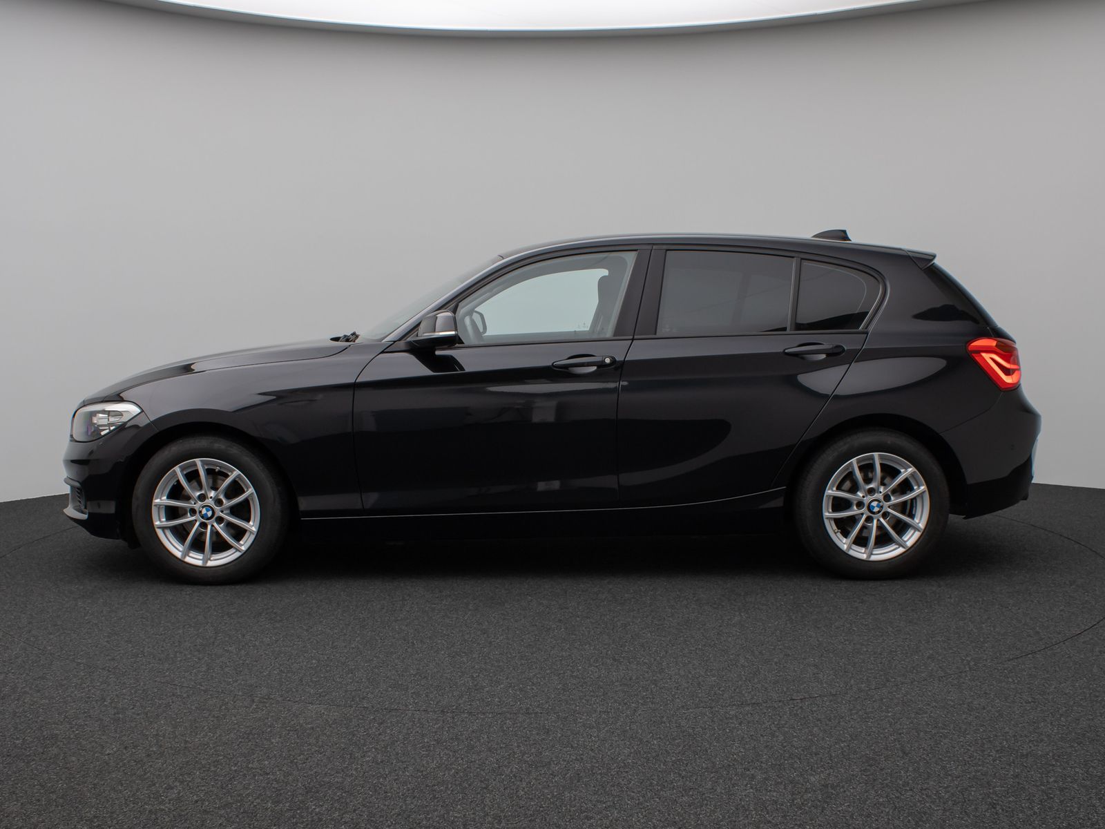 Fahrzeugabbildung BMW 118i Parkassist Sitzheizg USB Regensensor 8fach