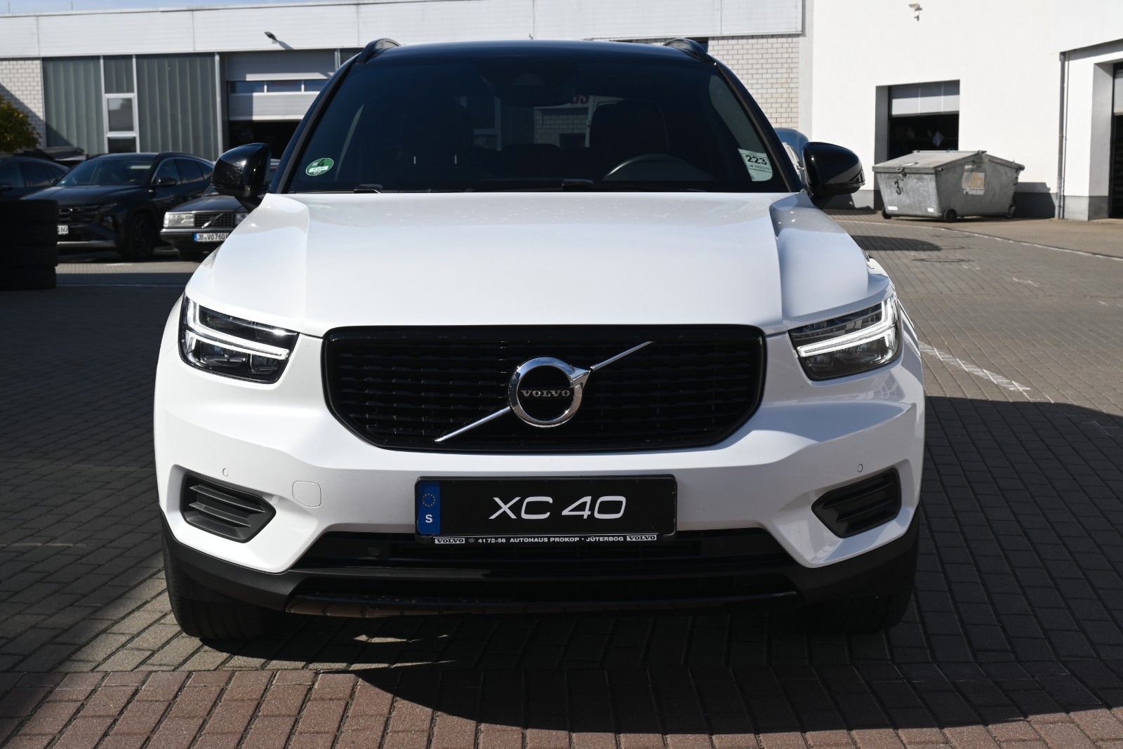 Fahrzeugabbildung Volvo XC40 T4 FWD Autom. R-Design*FSHZG*H&K*RFK*ACC*