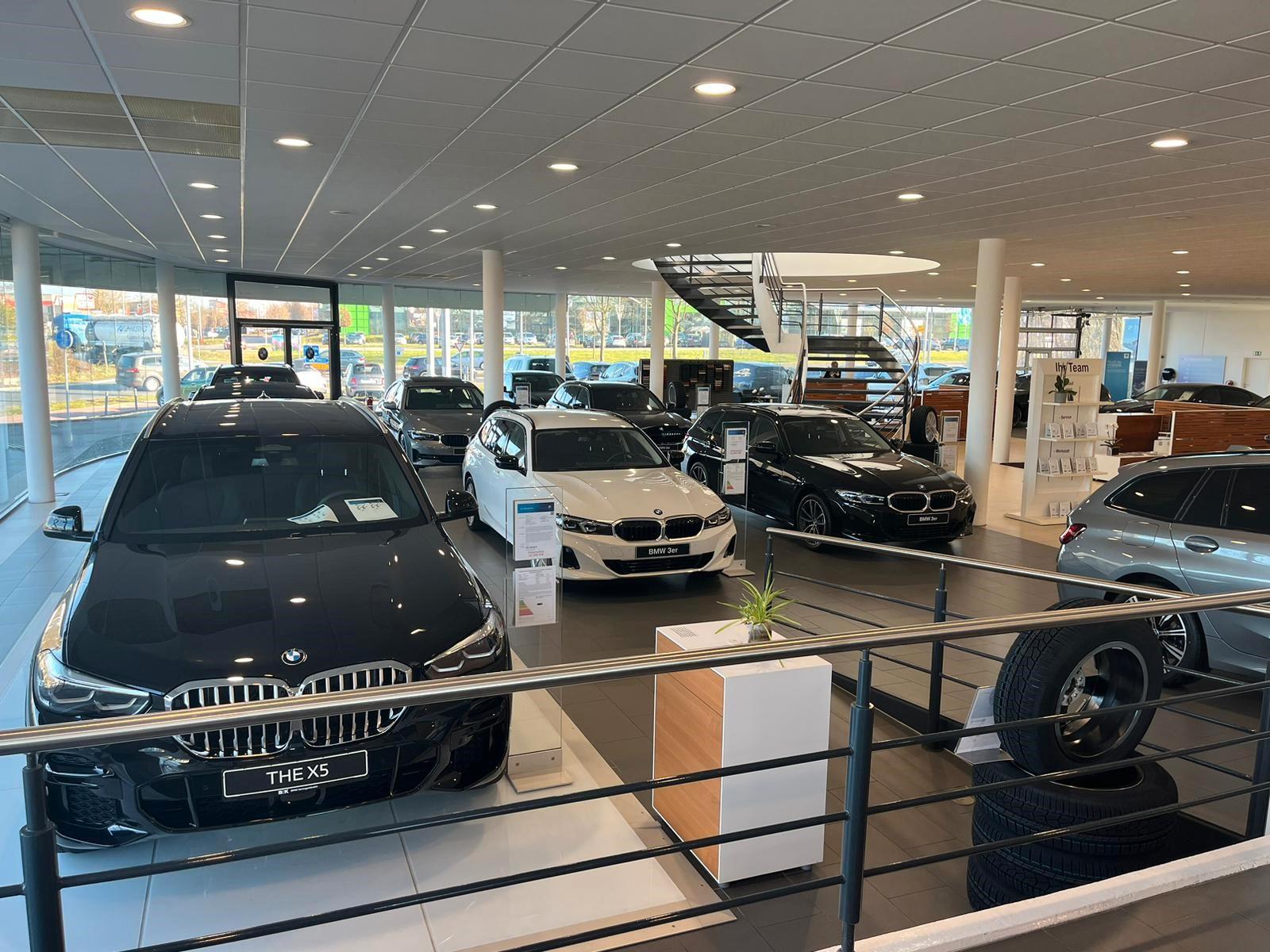 showroom-image-top
