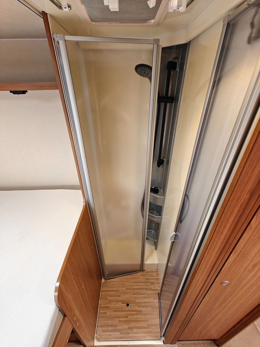 Fahrzeugabbildung Carado T-334 - Hubbett, SAT, TV, Navi, Markise -